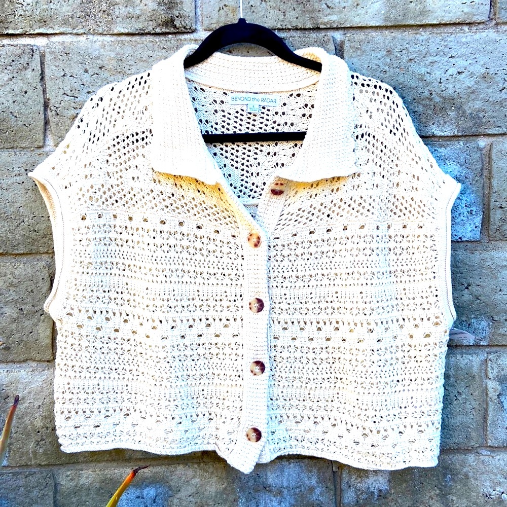 BEYOND the RADAR, L, cream color crochet style top, button down